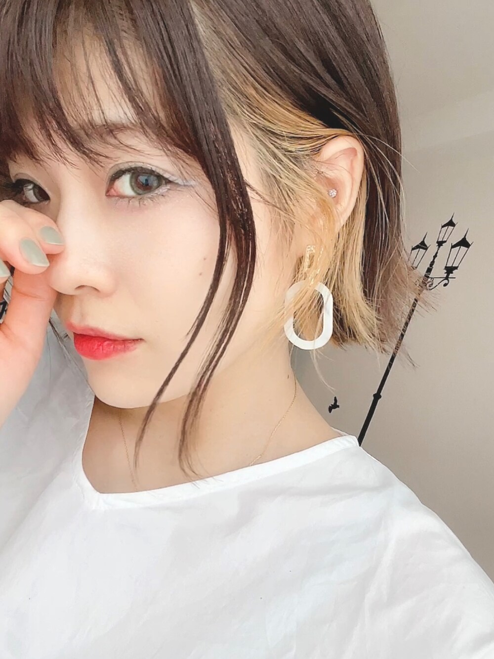 ホワイト系のシャツ/ブラウス、グリーン系のその他パンツ、ホワイト系のサンダルを着用したレディースの春コーディネートの4枚目の写真