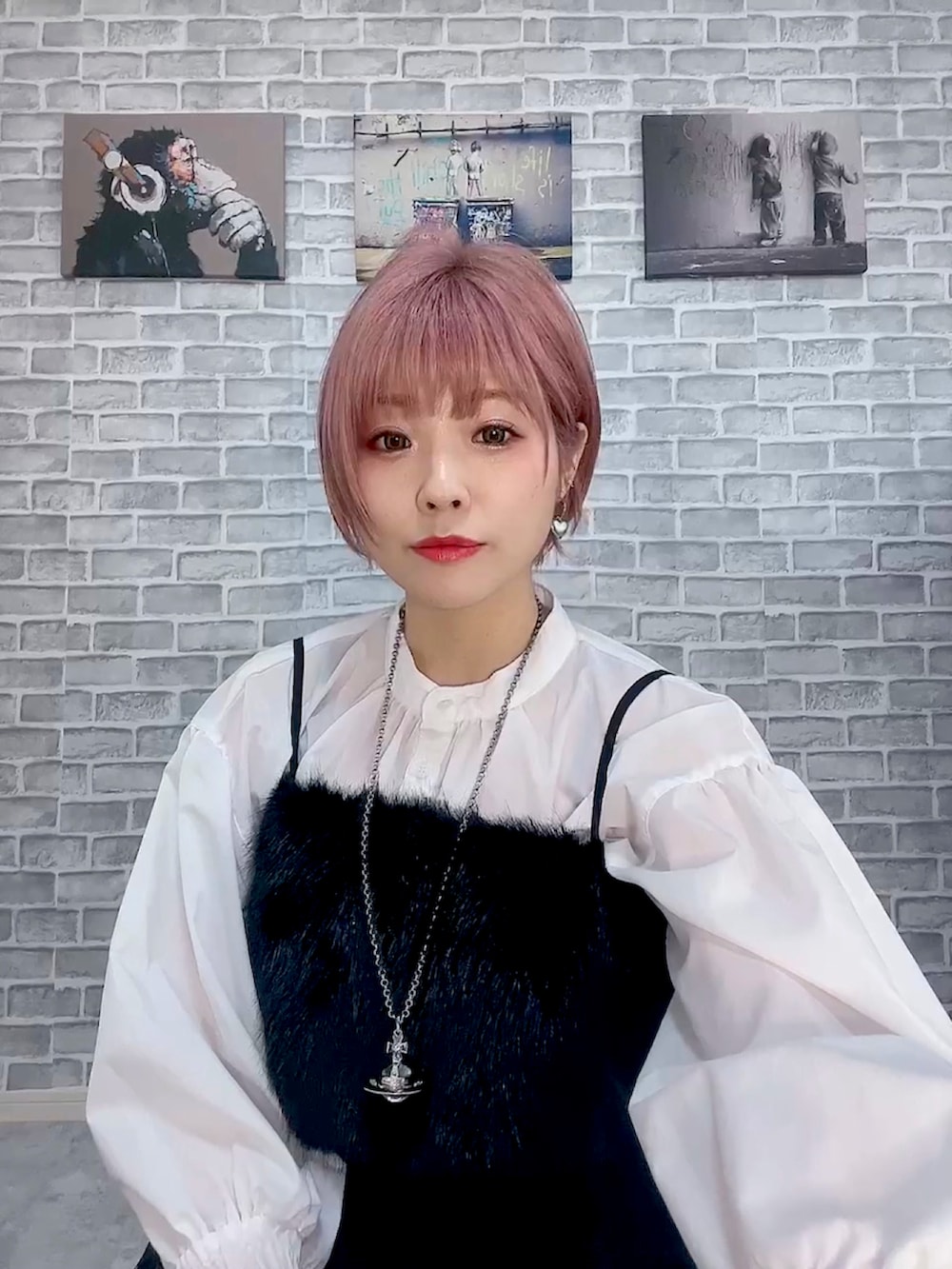 ホワイト系のシャツ/ブラウス、ブラック系のその他トップス、ブラック系のスカートを着用したレディースの冬コーディネートの3枚目の写真