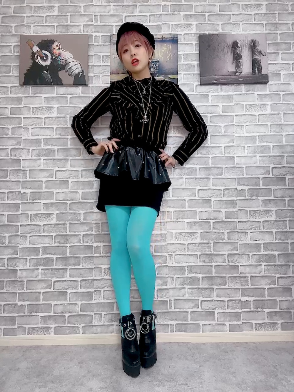 ブラック系のシャツ/ブラウス、ブラック系のブーツ、レッド系のバッグを着用したレディースの冬コーディネートの4枚目の写真