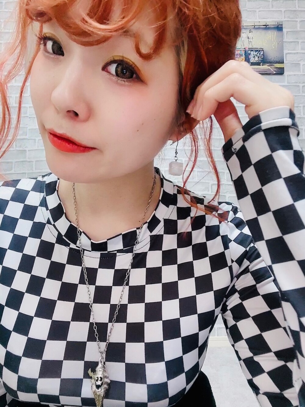 ブラック系のトップス、ブラック系のスカート、シルバー系のスニーカーを着用したレディースの春コーディネートの2枚目の写真