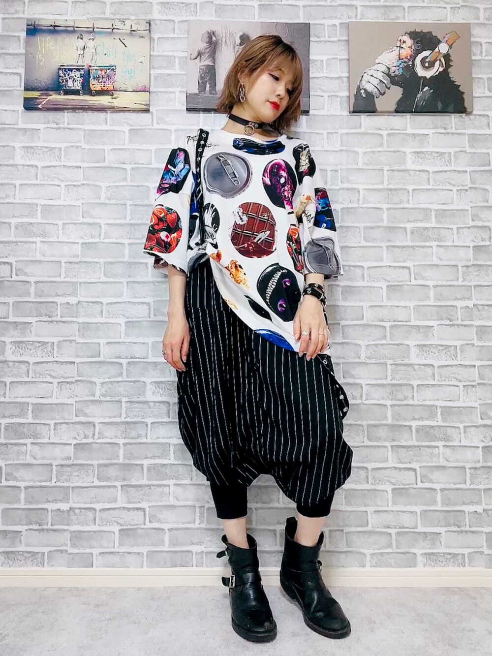 ホワイト系のTシャツ/カットソー、ブラック系のその他パンツ、ブラック系のシューズを着用したレディースの夏コーディネートの2枚目の写真