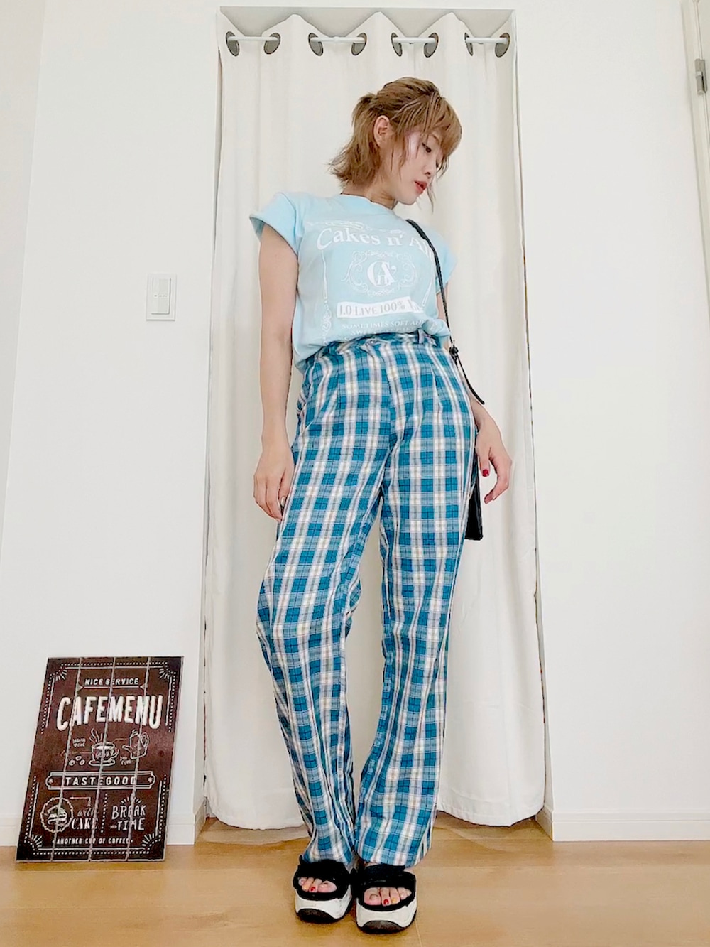 ブルー系のTシャツ/カットソー、ブルー系のその他パンツ、ブラック系のサンダルを着用したレディースの夏コーディネートの3枚目の写真