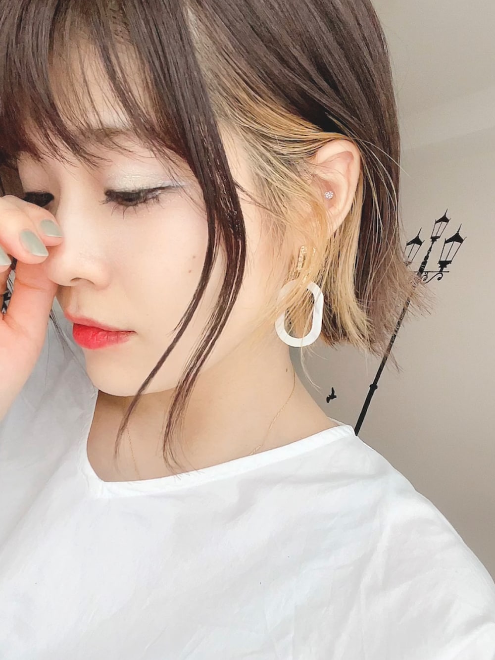 ホワイト系のシャツ/ブラウス、グリーン系のその他パンツ、ホワイト系のサンダルを着用したレディースの春コーディネートの3枚目の写真