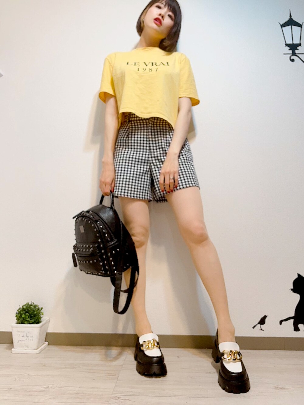 イエロー系のTシャツ/カットソー、ブラック系のその他パンツ、ブラック系のローファーを着用したレディースの春コーディネートの2枚目の写真