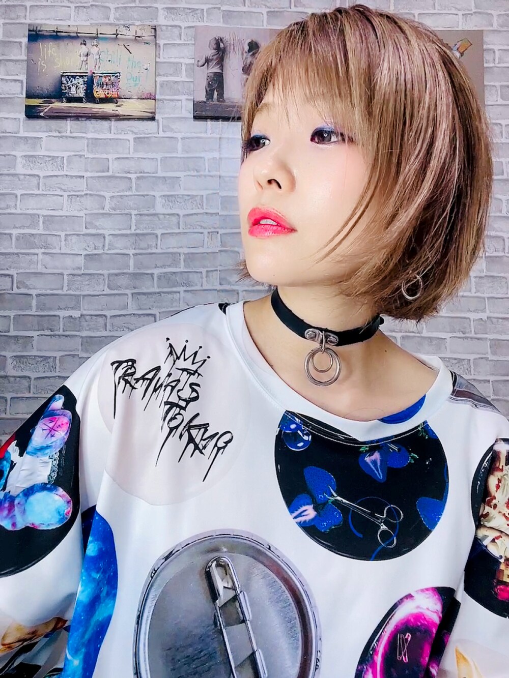 ホワイト系のTシャツ/カットソー、ブラック系のその他パンツ、ブラック系のシューズを着用したレディースの夏コーディネートの3枚目の写真