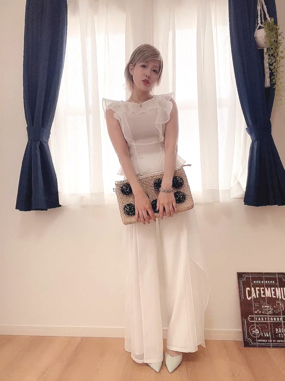 ホワイト系のワンピース/ドレス、ベージュ系のクラッチバッグ、ホワイト系のパンツを着用したレディースの夏コーディネートの2枚目の写真