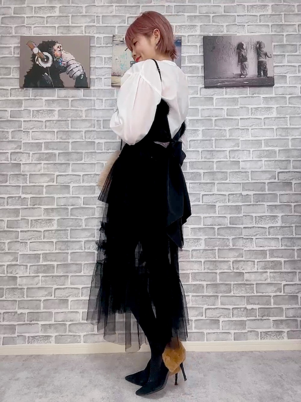 ホワイト系のシャツ/ブラウス、ブラック系のその他トップス、ブラック系のスカートを着用したレディースの冬コーディネートの2枚目の写真