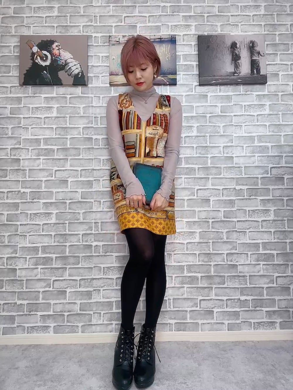 その他のワンピース、グレー系のTシャツ/カットソー、ゴールド系のネックレスを着用したレディースの春コーディネートの2枚目の写真