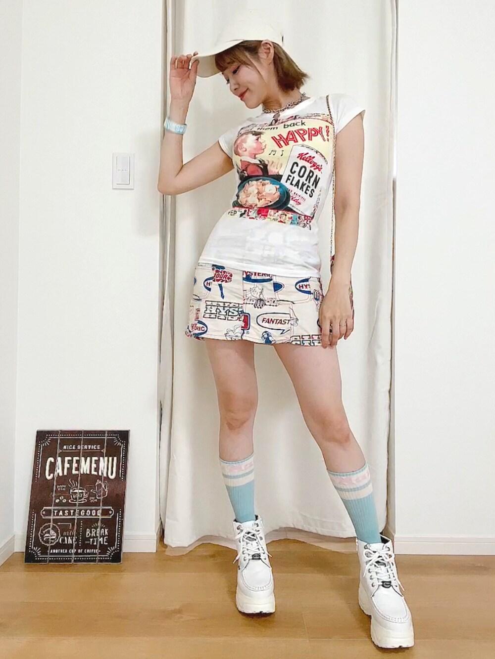 その他のスカート、ホワイト系のスニーカー、ホワイト系のTシャツ/カットソーを着用したレディースの夏コーディネートの3枚目の写真