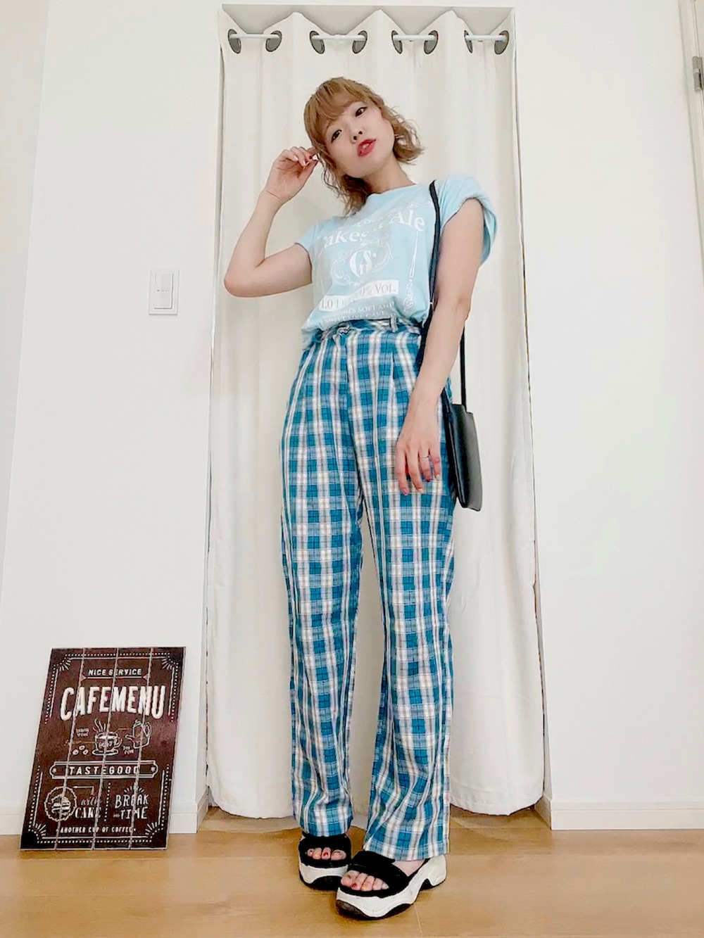 ブルー系のTシャツ/カットソー、ブルー系のその他パンツ、ブラック系のサンダルを着用したレディースの夏コーディネートの2枚目の写真