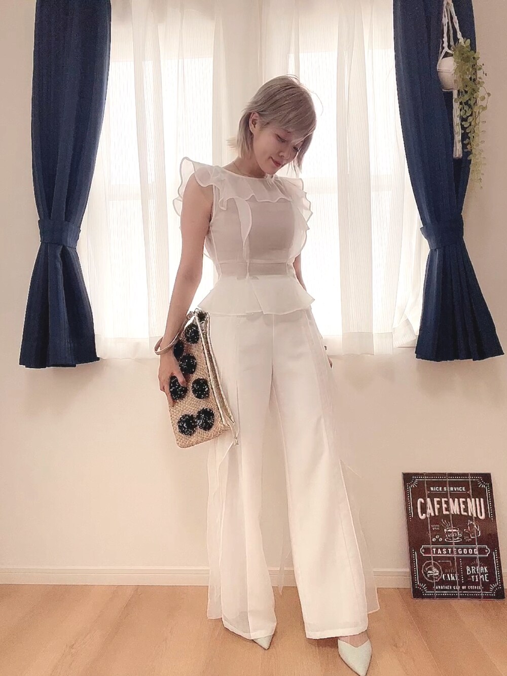 ホワイト系のワンピース/ドレス、ベージュ系のクラッチバッグ、ホワイト系のパンツを着用したレディースの夏コーディネートの3枚目の写真