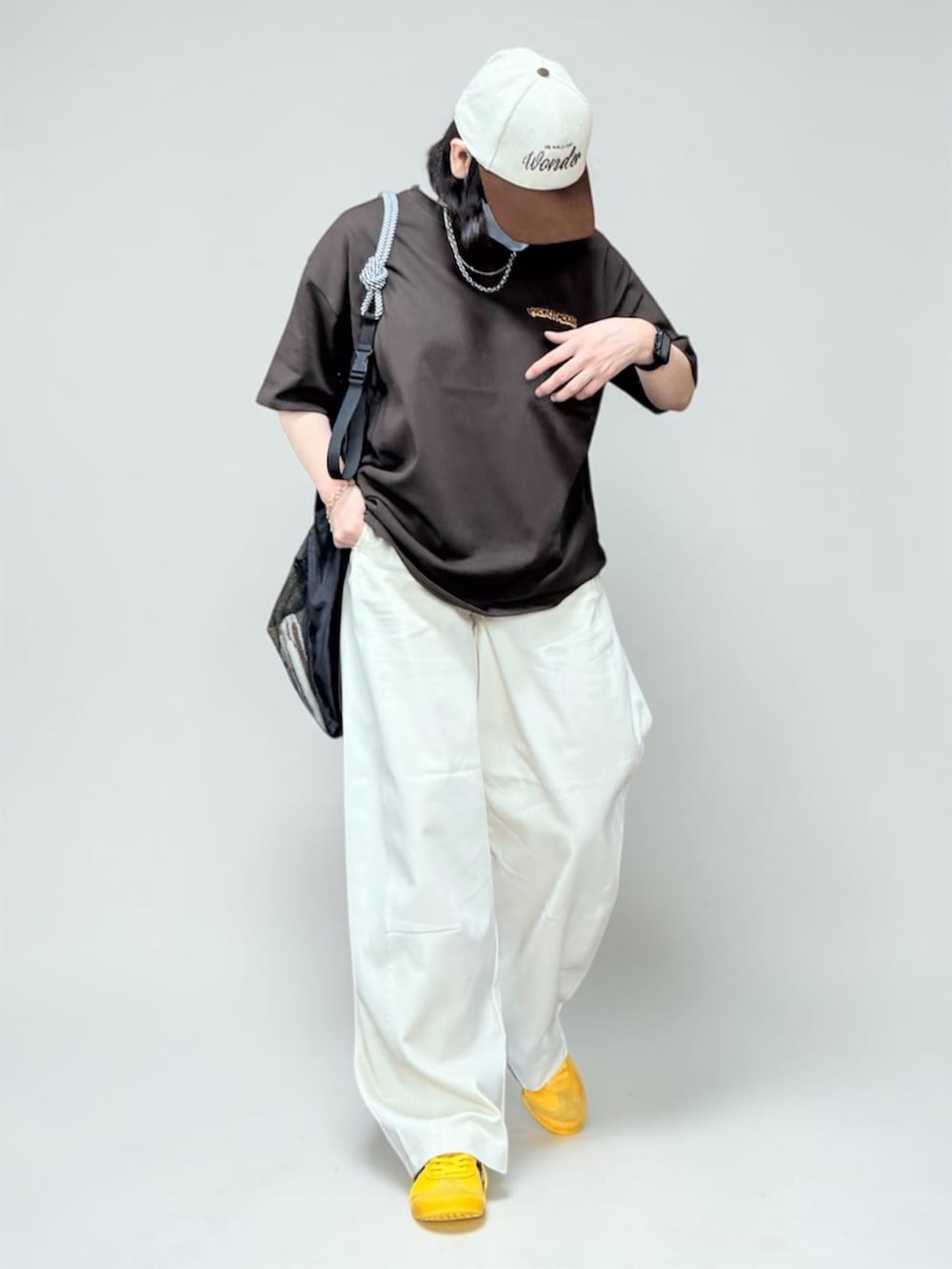 ブラウン系のTシャツ/カットソー、ホワイト系のその他パンツ、ブラック系のエコバッグ/サブバッグを着用したレディースの夏コーディネートの5枚目の写真