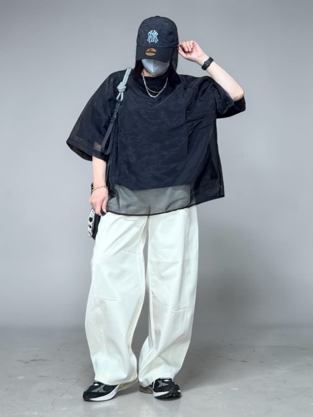 ブラック系のTシャツ/カットソー、ブラック系のエコバッグ/サブバッグ、ホワイト系のその他パンツを着用したレディースの春コーディネートの3枚目の写真