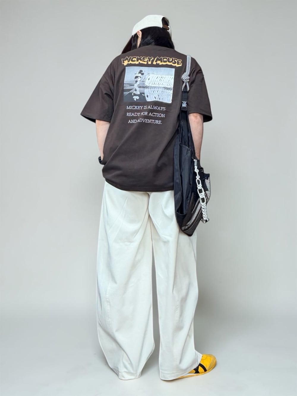 ブラウン系のTシャツ/カットソー、ホワイト系のその他パンツ、ブラック系のエコバッグ/サブバッグを着用したレディースの夏コーディネートの3枚目の写真