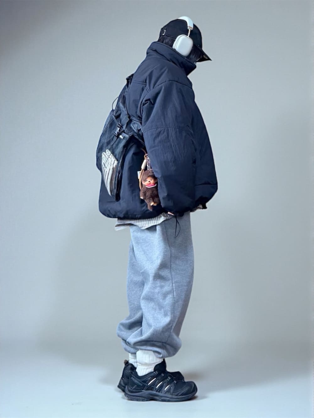 ブラック系のダウンジャケット/コート、グレー系のスウェットパンツ、ベージュ系のシャツ/ブラウスを着用したレディースの冬コーディネートの3枚目の写真