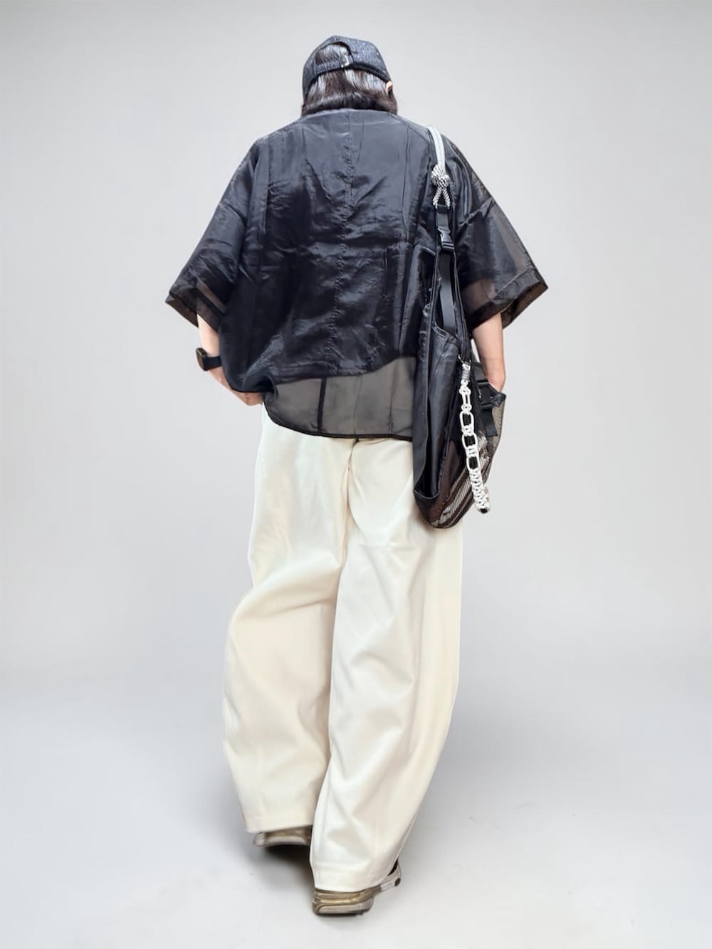 ブラック系のTシャツ/カットソー、ブラック系のエコバッグ/サブバッグ、ホワイト系のその他パンツを着用したレディースの春コーディネートの5枚目の写真