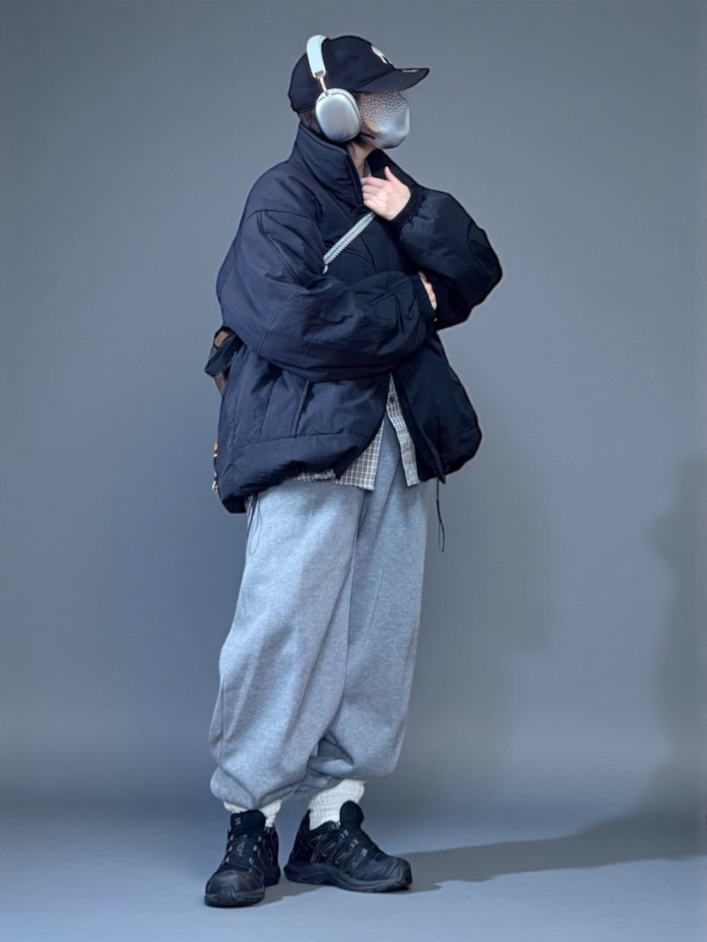 ブラック系のダウンジャケット/コート、グレー系のスウェットパンツ、ベージュ系のシャツ/ブラウスを着用したレディースの冬コーディネートの2枚目の写真