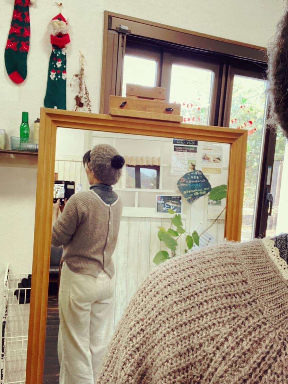 ホワイト系のパンツ、ベージュ系のニット/セーターを着用したレディースの冬コーディネートの2枚目の写真