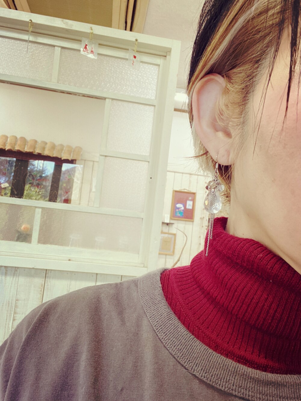 ホワイト系のパンツ、レッド系のニット/セーターを着用したレディースの冬コーディネートの2枚目の写真