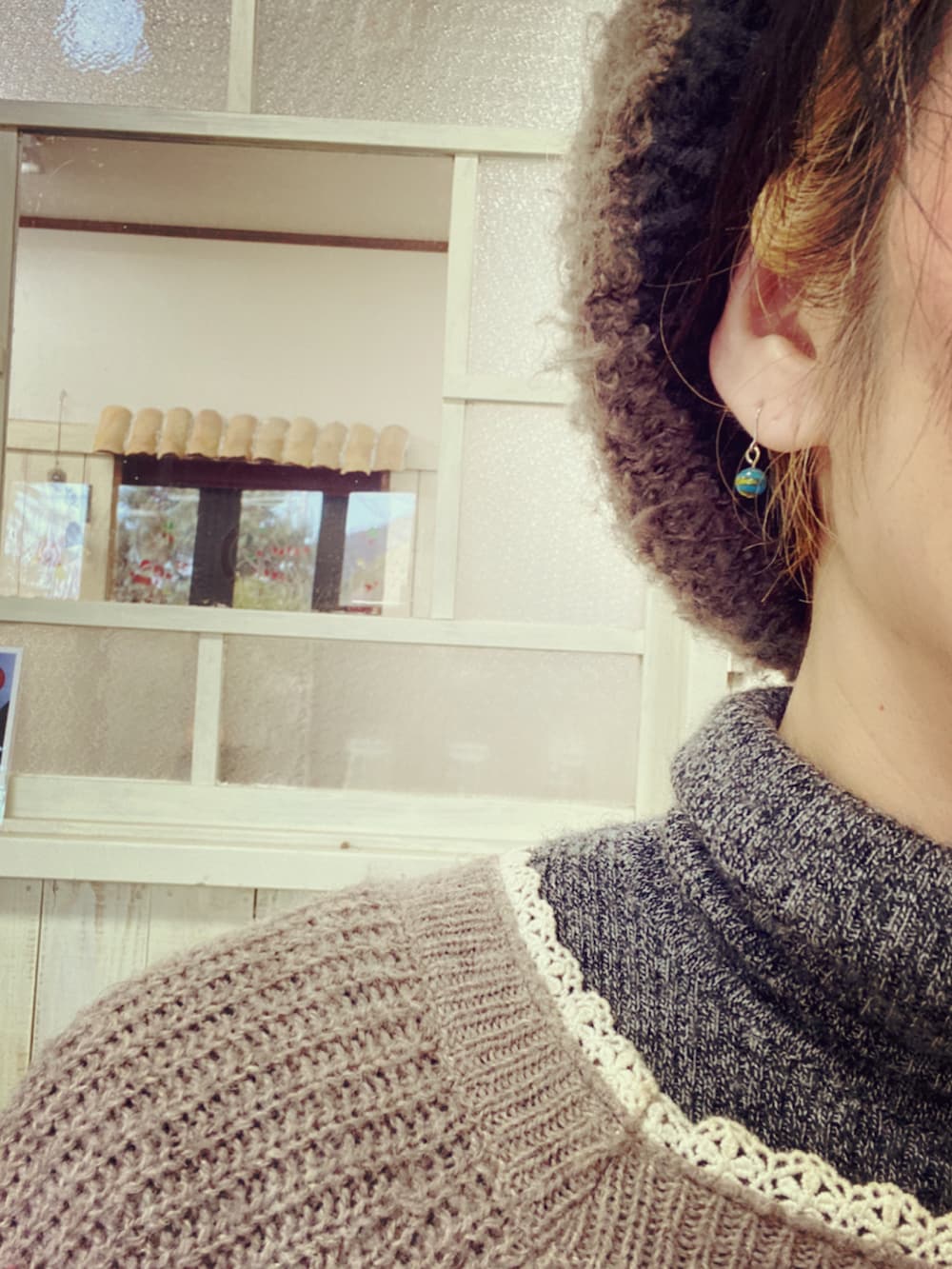 ホワイト系のパンツ、ベージュ系のニット/セーターを着用したレディースの冬コーディネートの3枚目の写真