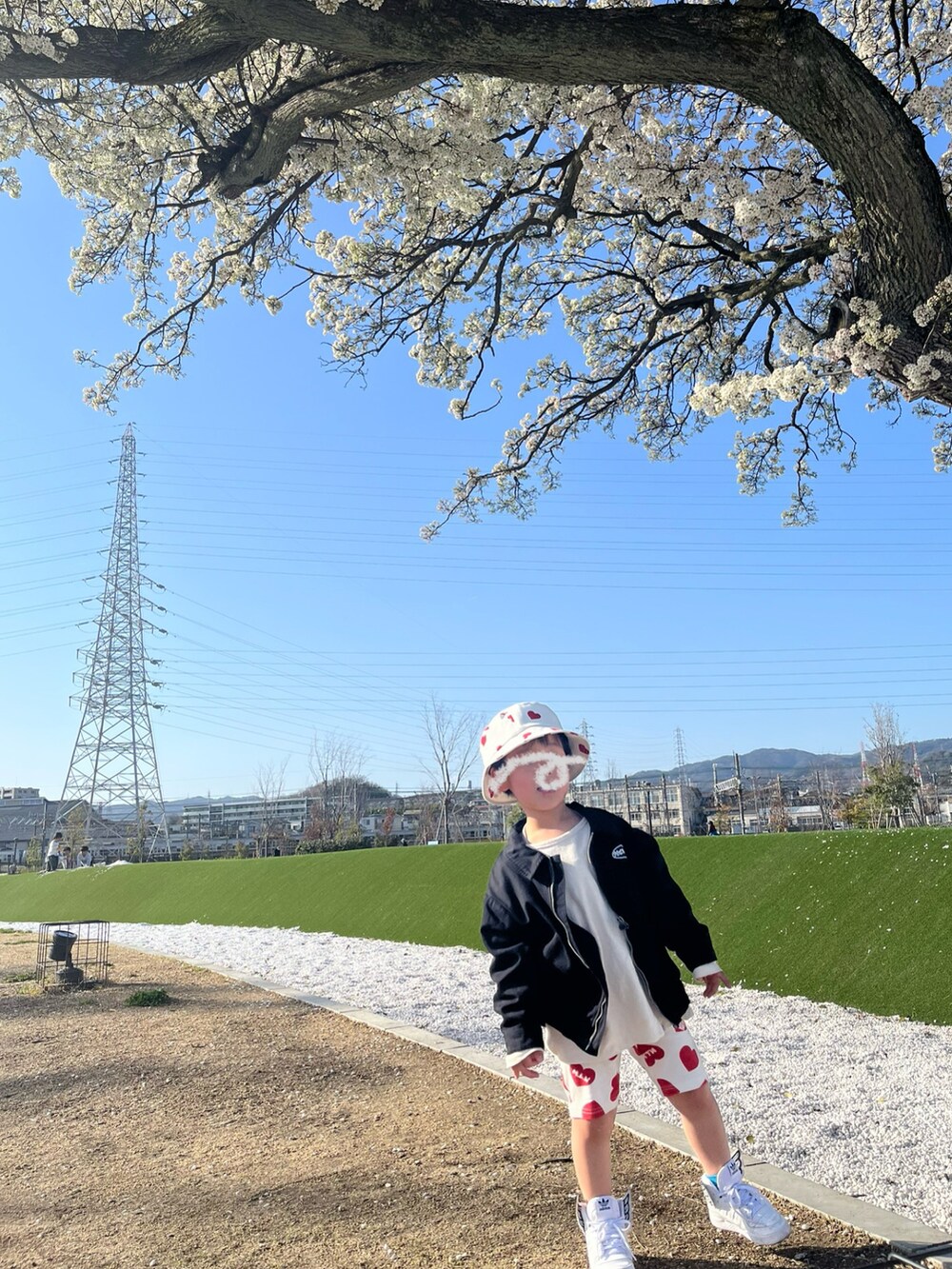 ブラック系のブルゾン、ピンク系のTシャツ/カットソー、その他のパンツを着用したキッズの春コーディネートの2枚目の写真