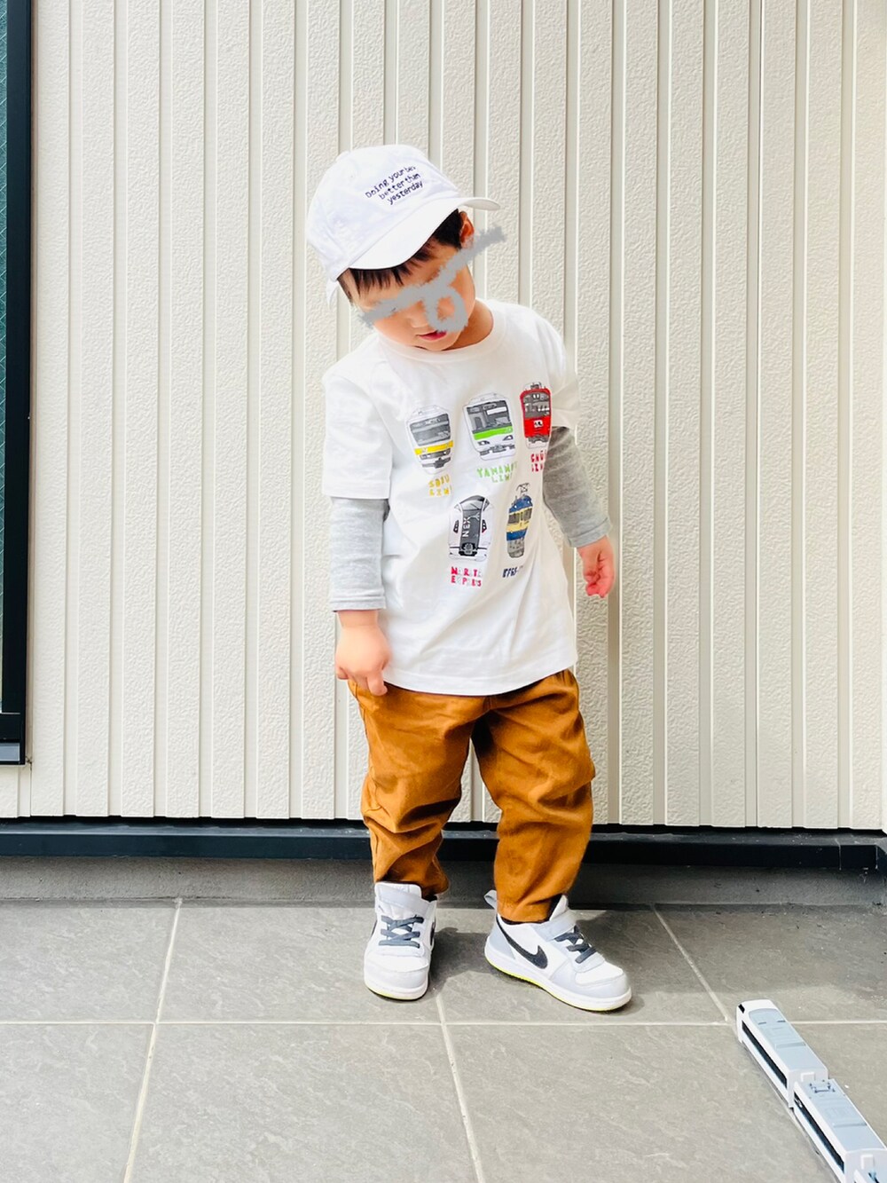 ホワイト系のTシャツ/カットソー、ブラウン系のその他パンツ、グレー系のスニーカーを着用したキッズの春コーディネートの2枚目の写真