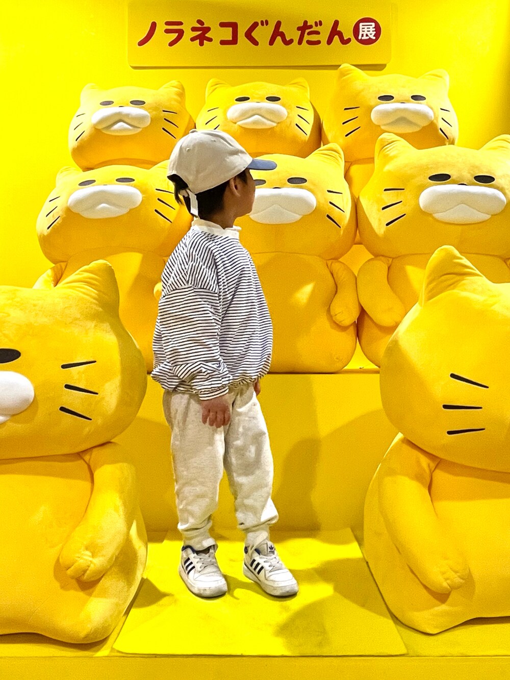 ブルー系のTシャツ/カットソー、ホワイト系のパンツ、ホワイト系のスニーカーを着用したキッズの冬コーディネートの2枚目の写真