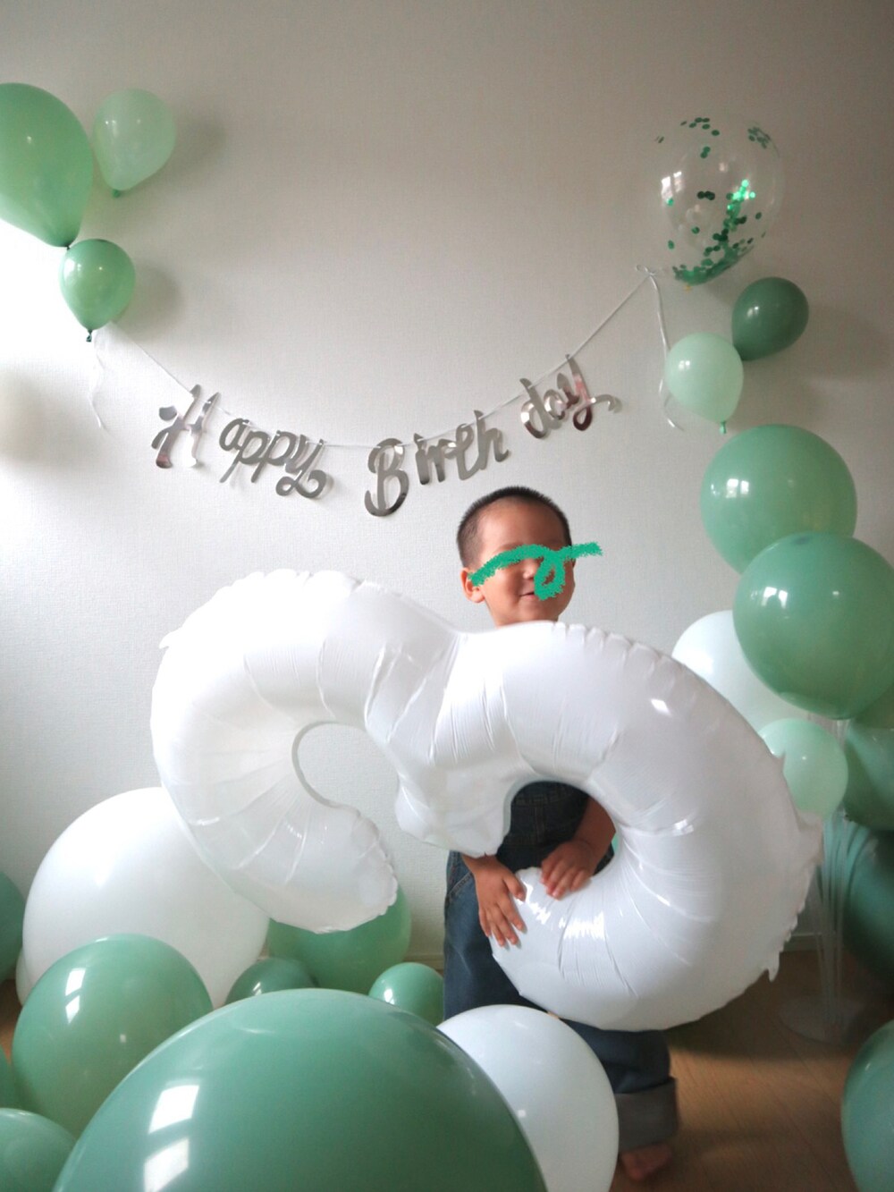 「シンプルスタイル、オーバーオール、サロペット、デニム、やっぱりデニムが好き、誕生日、おめでとう！、3歳、男の子」｜「Carharttのアイテム（オールインワン・サロペット、ブルー系）」を使った、mai✺maiさん（キッズ・90cm）の秋コーディネートの2枚目の写真