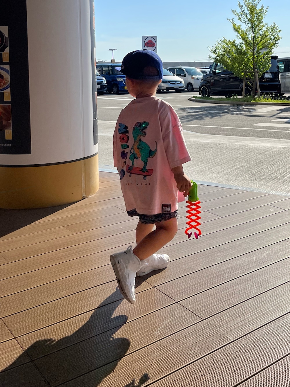 ピンク系のTシャツ/カットソー、ブラック系のパンツ、ホワイト系のスニーカーを着用したキッズの夏コーディネートの3枚目の写真