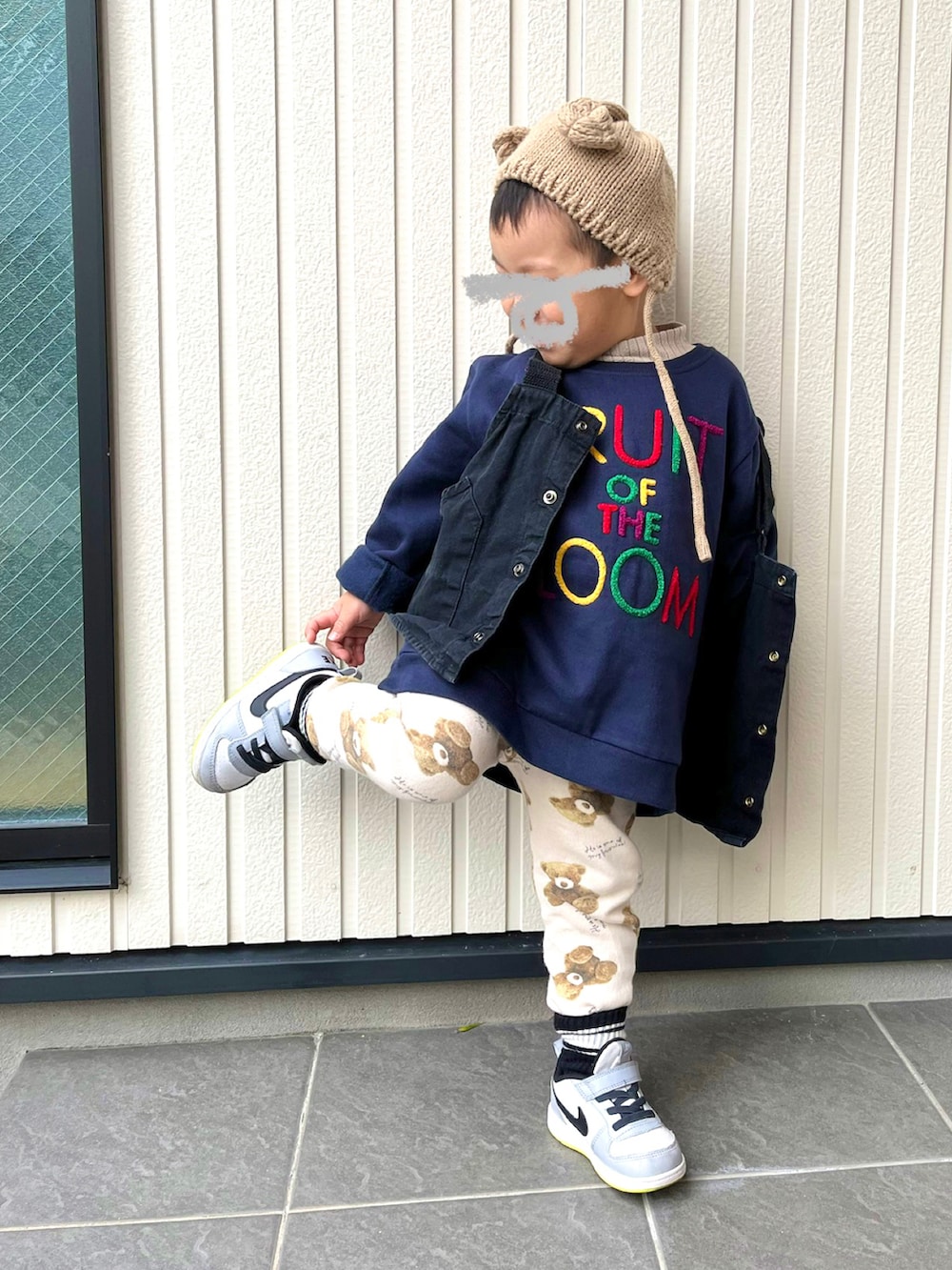 ブラック系のTシャツ/カットソー、イエロー系のスニーカー、ブラック系のベストを着用したレディースの冬コーディネートの3枚目の写真