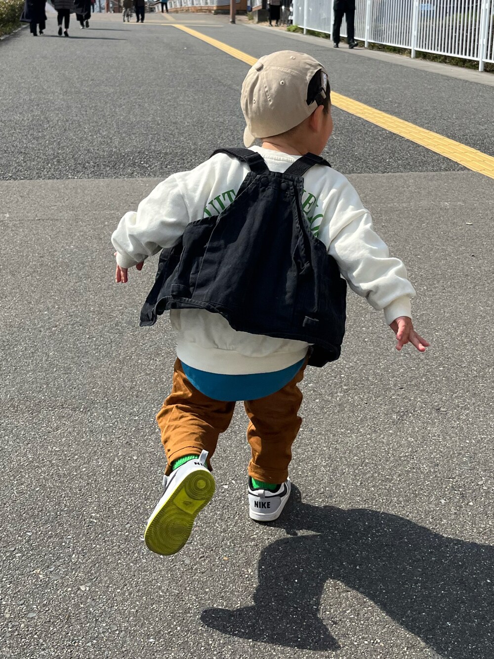 ホワイト系のスウェット、ブラック系のベスト、ブラウン系のその他パンツを着用したキッズの春コーディネートの4枚目の写真