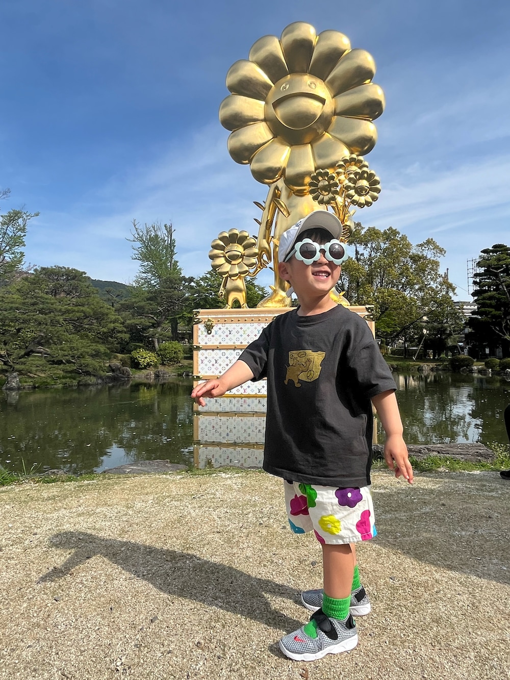 グリーン系のTシャツ/カットソー、ブラック系のキャミソール、ブルー系のデニムパンツを着用したレディースの春コーディネートの2枚目の写真