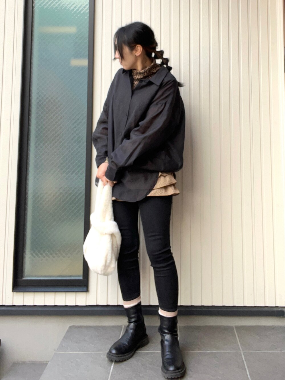 ブラック系のシャツ/ブラウス、ブラック系のデニムパンツ、ブラック系のブーツを着用したレディースの冬コーディネートの2枚目の写真