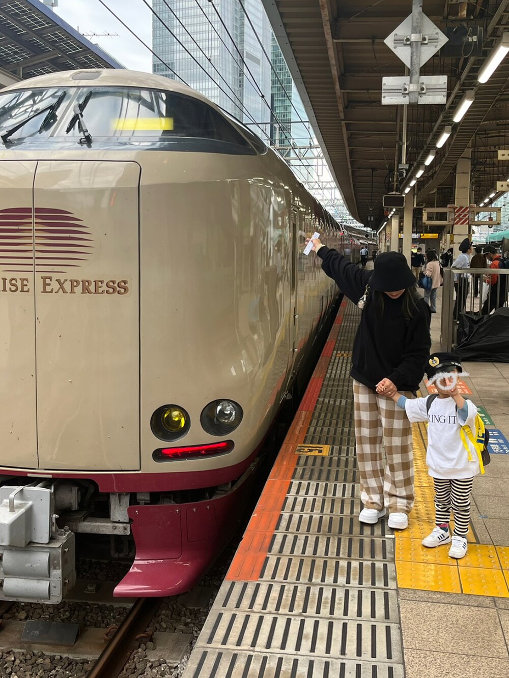 「小鉄、鉄オタ、サンライズ、パタゴニア、アノラックパーカー、スニーカー、adidas、フォーラム」｜「patagoniaのアイテム（ジャケット/アウター、パープル系）」を使った、mai✺maiさん（キッズ・90cm）の秋コーディネートの2枚目の写真