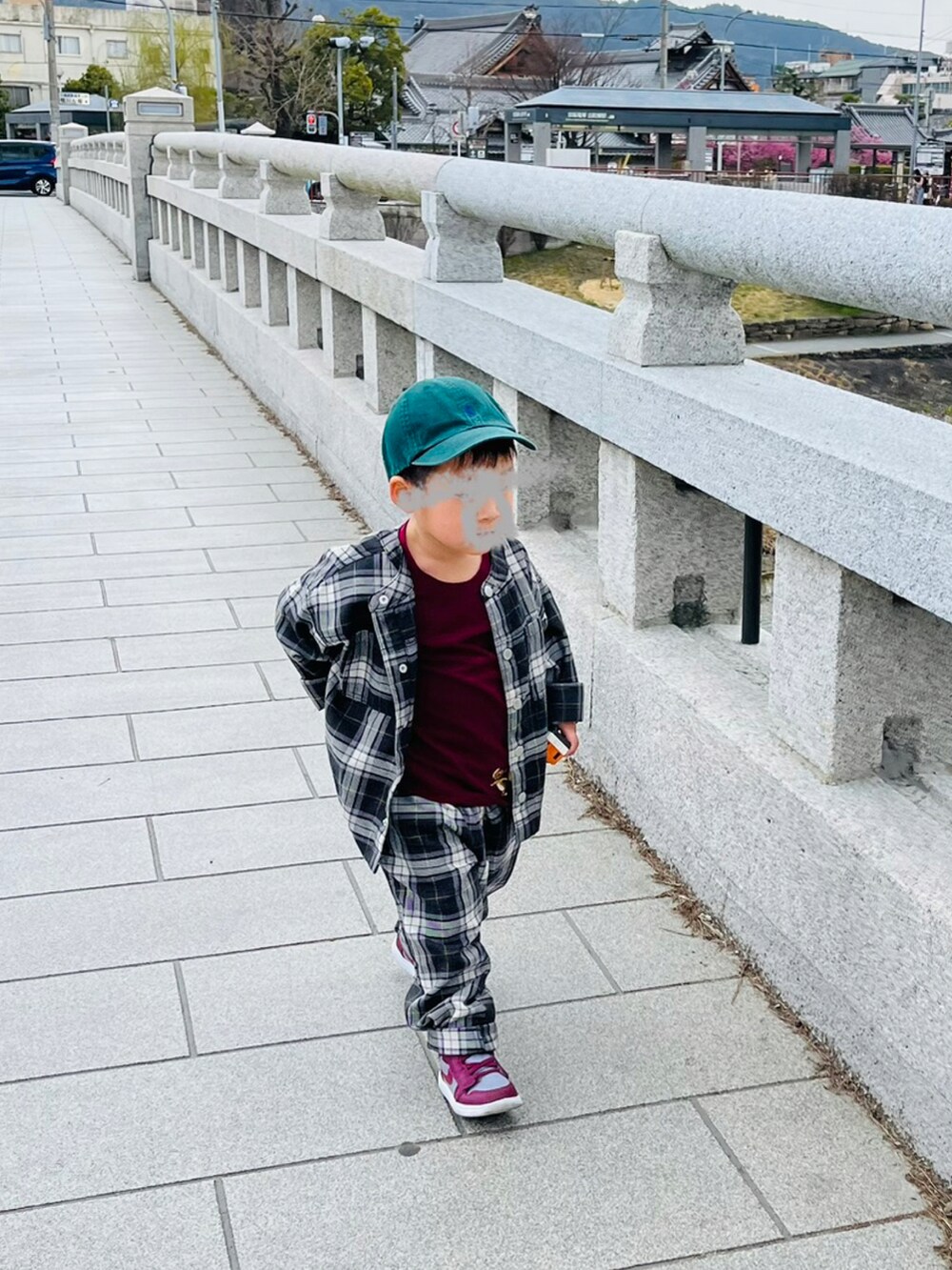 「小鉄、小鉄日和、電車、新幹線、500系、セットアップ、チェック、birthday、スニーカー、NIKE、ジョーダン1」｜「Design Tshirts Store graniphのアイテム（Tシャツ/カットソー、レッド系）」を使った、mai✺maiさん（キッズ・90cm）の春コーディネートの3枚目の写真