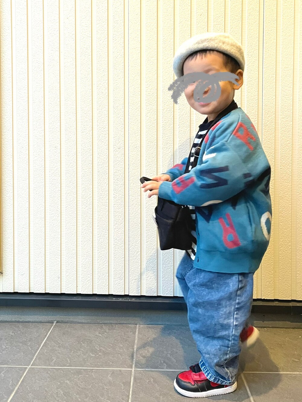 「カーディガン、カラーニット、アルファベット、スニーカー、NIKE、ベレー帽、デニム、やっぱりデニムが好き、冬コーデ」｜「LOWRYS FARMのベレー帽　866498（ハンチング/ベレー帽、グレー系）」を使った、mai✺maiさん（キッズ・90cm）の冬コーディネートの2枚目の写真