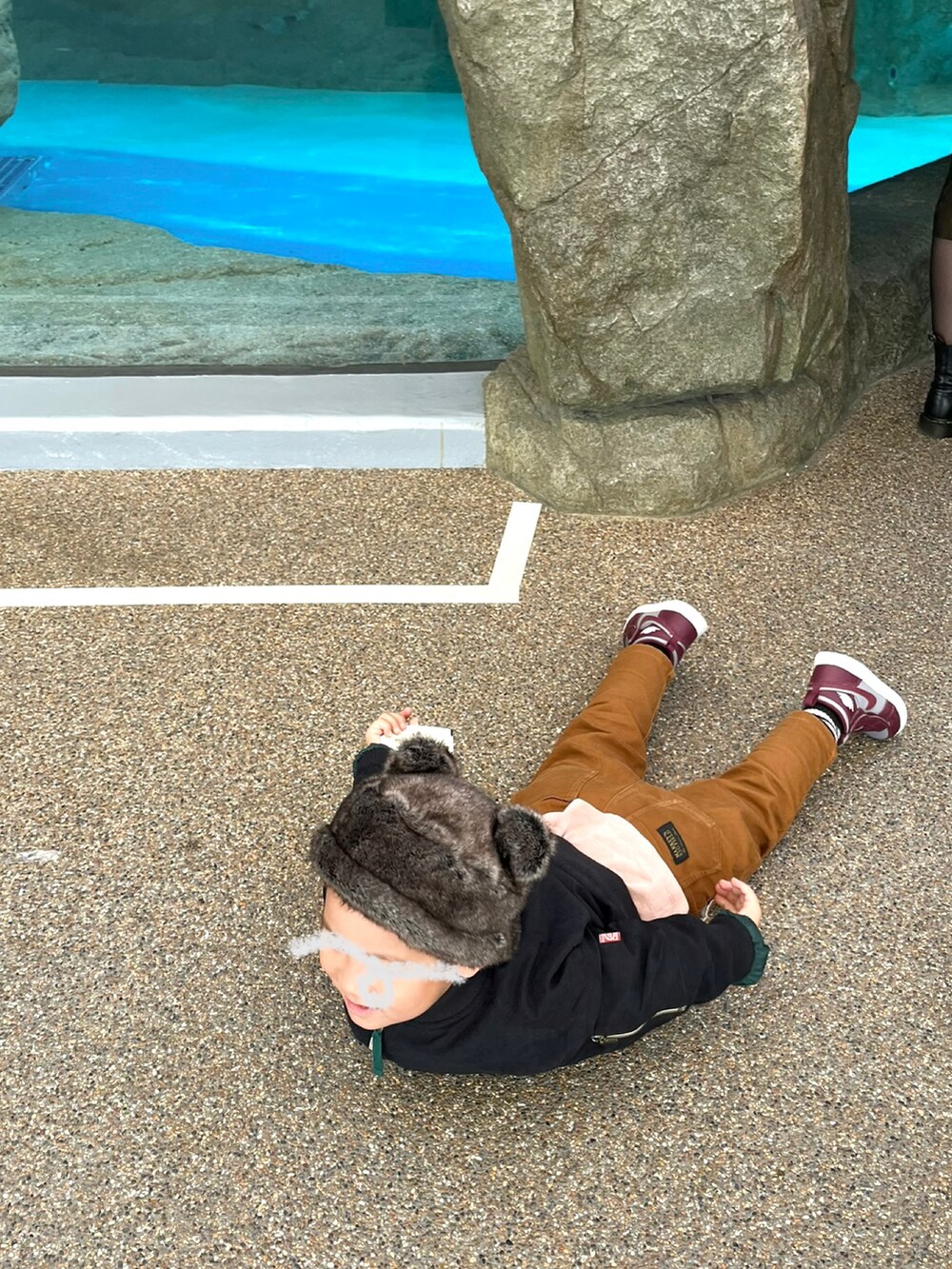 「ファッションを楽しもう、お出かけコーデ、水族館、くまさん、くまさん帽子、スニーカー、ジョーダン、aj1、ビッグシルエット」｜「B:MING by BEAMSのアイテム（ハット、ブラック系）」を使った、mai✺maiさん（キッズ・100cm）の秋コーディネートの2枚目の写真