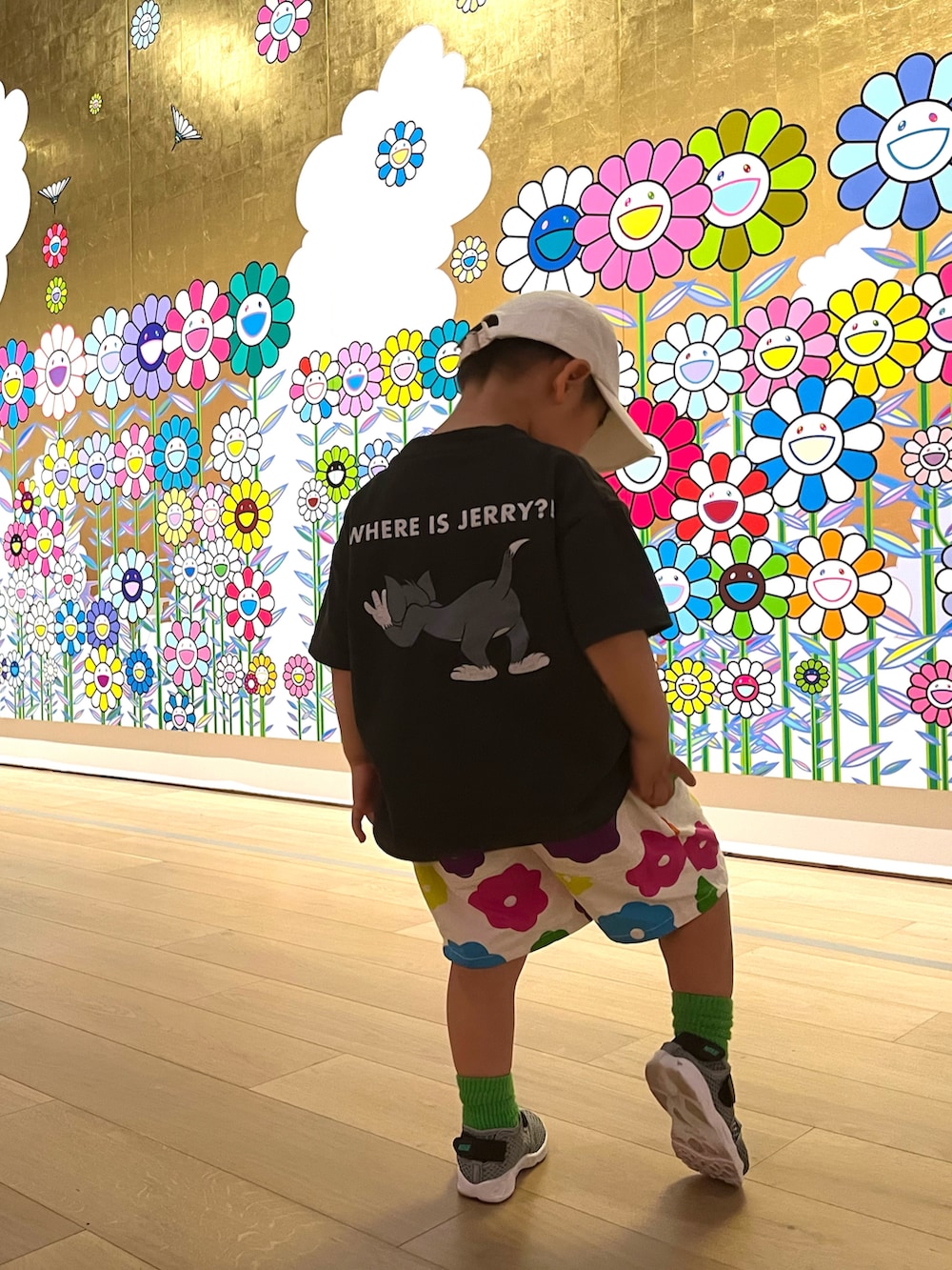 グリーン系のTシャツ/カットソー、ブラック系のキャミソール、ブルー系のデニムパンツを着用したレディースの春コーディネートの3枚目の写真