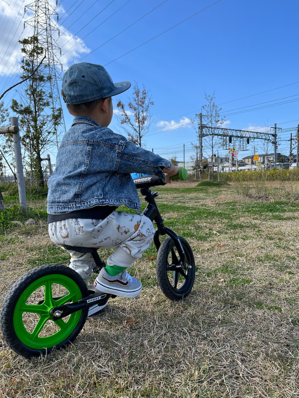 ベージュ系のジャケット/アウター、ブルー系のTシャツ/カットソー、グレー系のスニーカーを着用したレディースの冬コーディネートの3枚目の写真