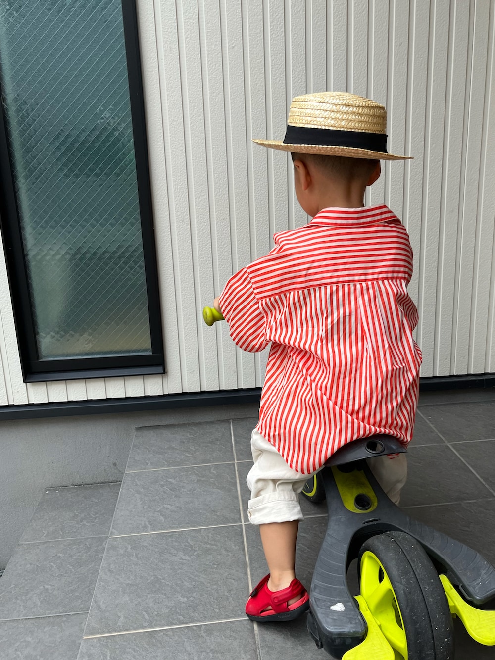 レッド系のシャツ/ブラウス、ホワイト系のサロペット/オーバーオール、ブルー系のTシャツ/カットソーを着用したキッズの夏コーディネートの2枚目の写真