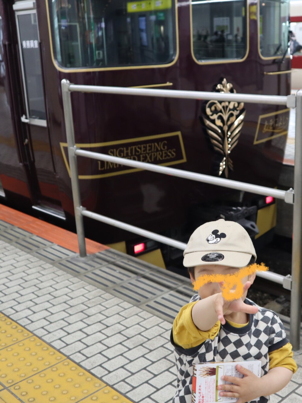 イエロー系のTシャツ/カットソー、その他のベスト、ブルー系のスウェットパンツを着用したキッズの春コーディネートの3枚目の写真