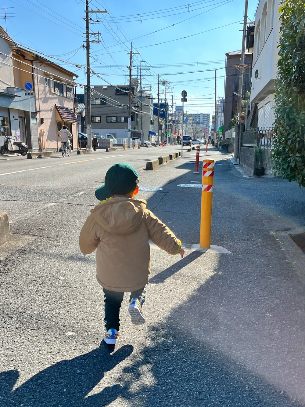 ベージュ系のニット/セーター、ベージュ系のワンピース、グリーン系のパンツを着用したレディースの冬コーディネートの2枚目の写真