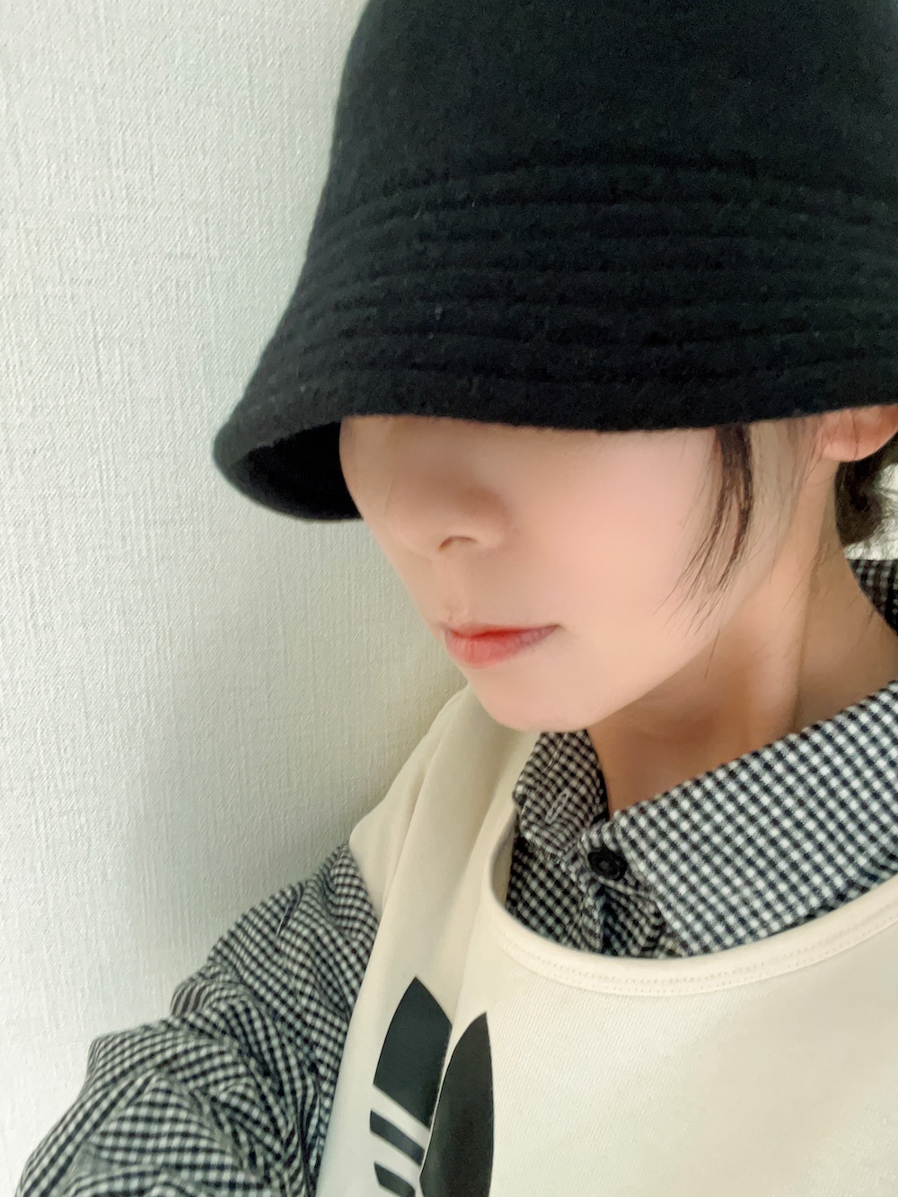 ホワイト系のパーカー、グレー系のシャツ/ブラウス、グレー系のスウェットパンツを着用したレディースの秋コーディネートの2枚目の写真