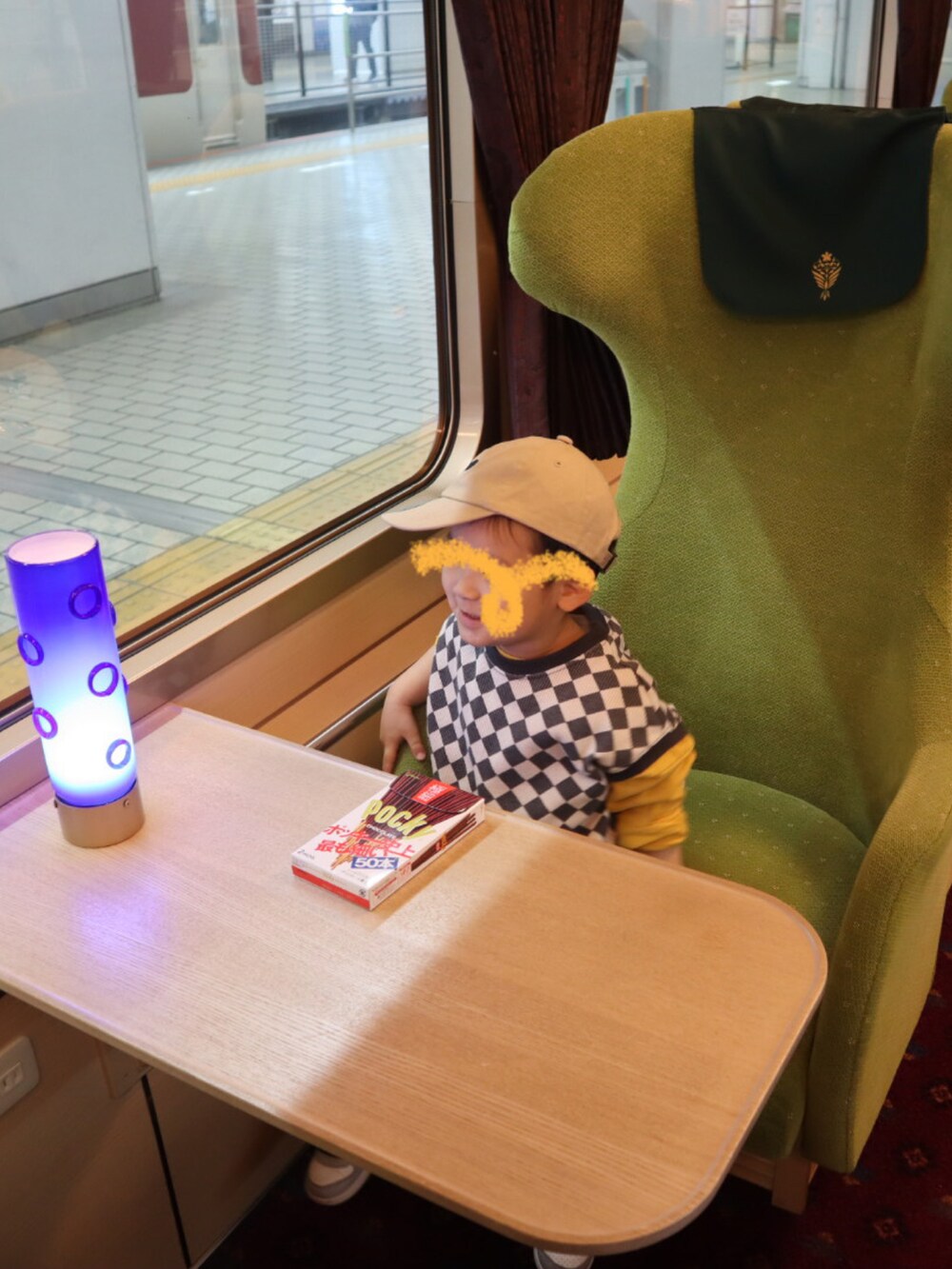 イエロー系のTシャツ/カットソー、その他のベスト、ブルー系のスウェットパンツを着用したキッズの春コーディネートの2枚目の写真