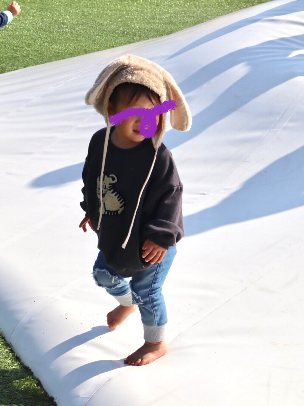 ブラック系のスウェット、ブルー系のデニムパンツ、その他のその他を着用したキッズの冬コーディネートの2枚目の写真