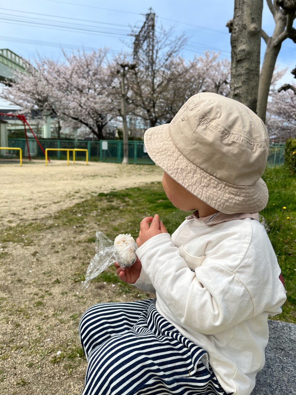ホワイト系のスウェット、ベージュ系のパンツ、ホワイト系のスニーカーを着用したレディースの春コーディネートの3枚目の写真