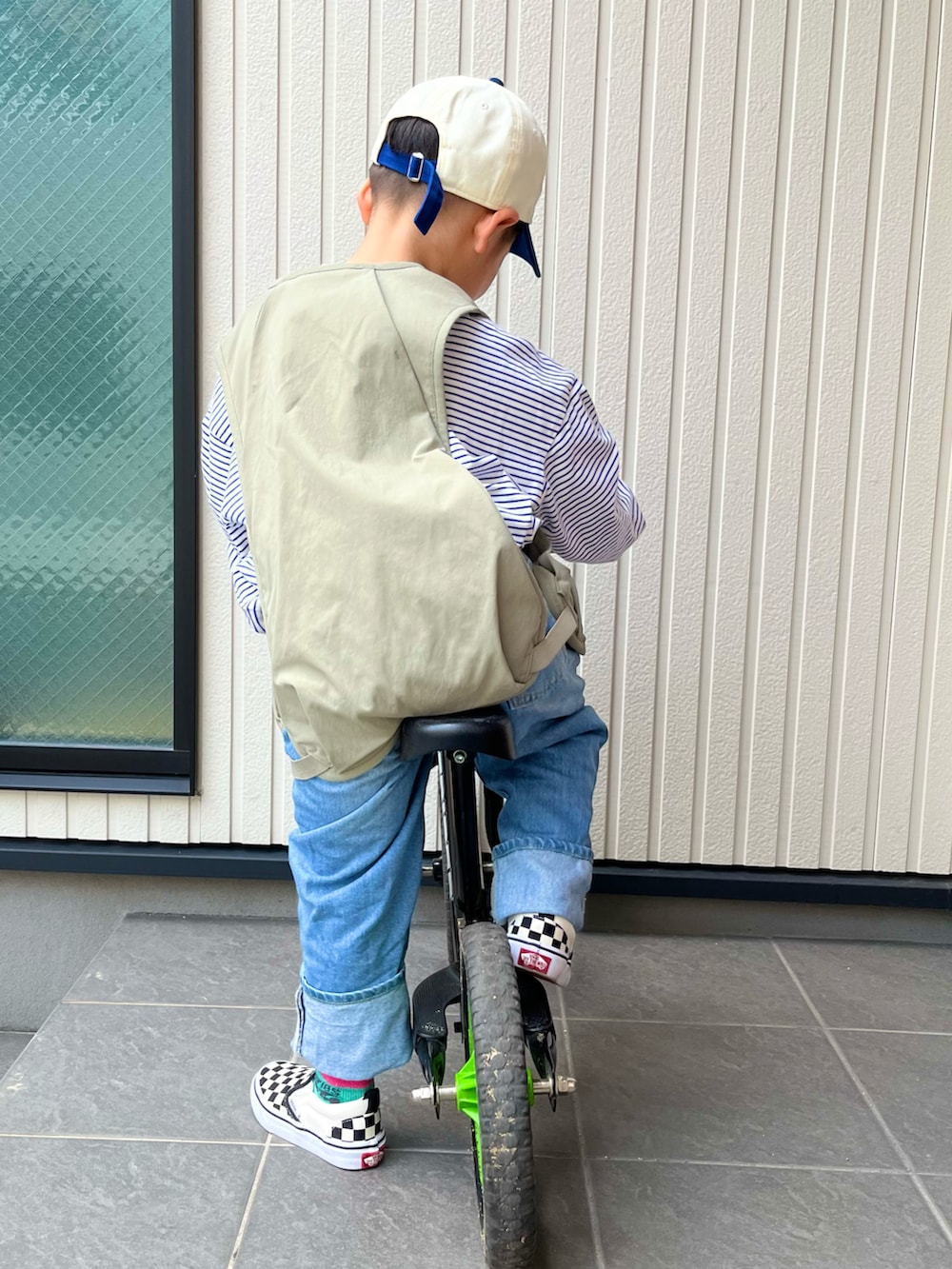 「デニム、やっぱりデニムが好き、アウトドアスタイル、お散歩コーデ、ベスト、キャップ」｜「NEW ERAのNEW ERA/ニューエラ キッズ キャップ Youth 9TWENTY MLB 2-Tone シカゴ・カブス クロームホワイト ライトロイヤルバイザー 13762837（キャップ、ホワイト系）」を使った、mai✺maiさん（キッズ・100cm）の春コーディネートの2枚目の写真