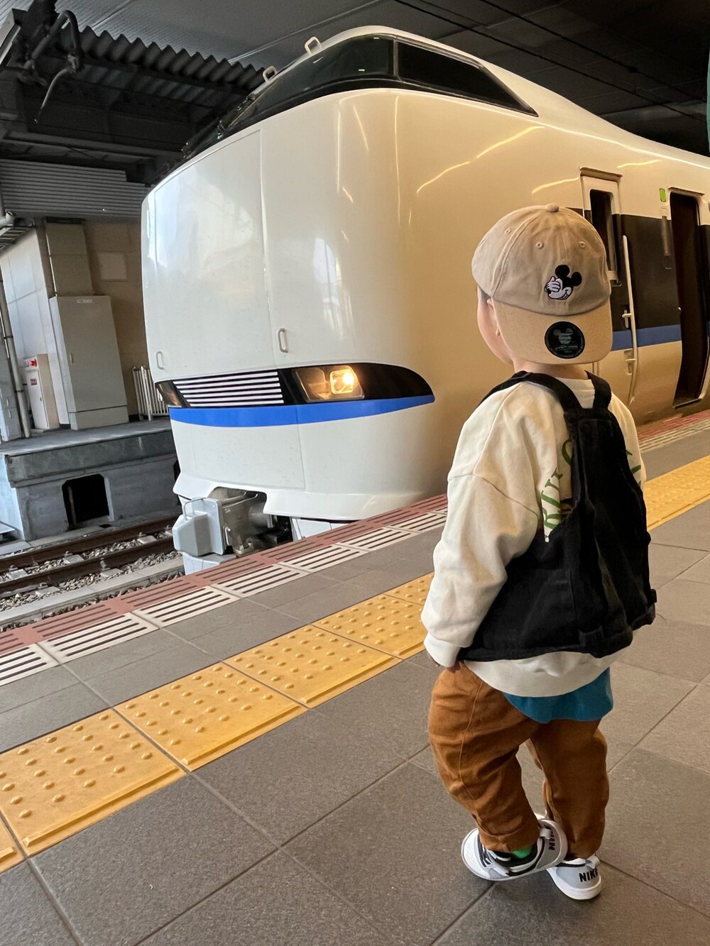 ホワイト系のスウェット、ブラック系のベスト、ブラウン系のその他パンツを着用したキッズの春コーディネートの2枚目の写真