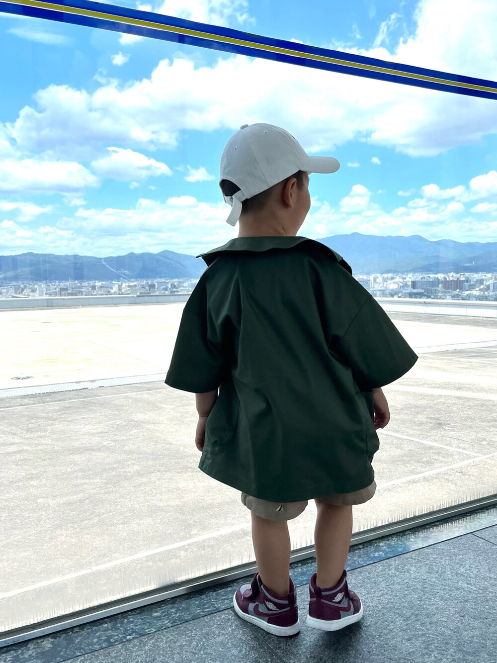 ホワイト系のTシャツ/カットソー、グリーン系のジャケット/アウター、ブルー系のその他パンツを着用したキッズの夏コーディネートの2枚目の写真