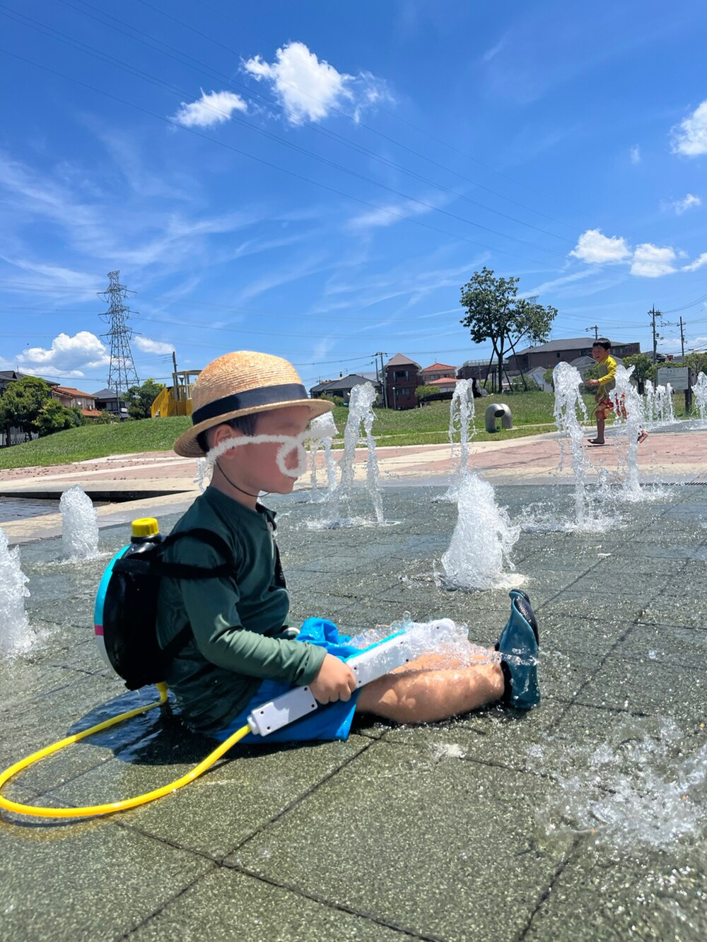 「お出かけコーデ、アウトドアスタイル、水着、夏セールで買いました、水遊び、むぎわら帽子」｜「LOWRYS FARMのＳＷＩＭラッシュガード　938395（ラッシュガード、グリーン系）」を使った、mai✺maiさん（キッズ・100cm）の夏コーディネートの2枚目の写真